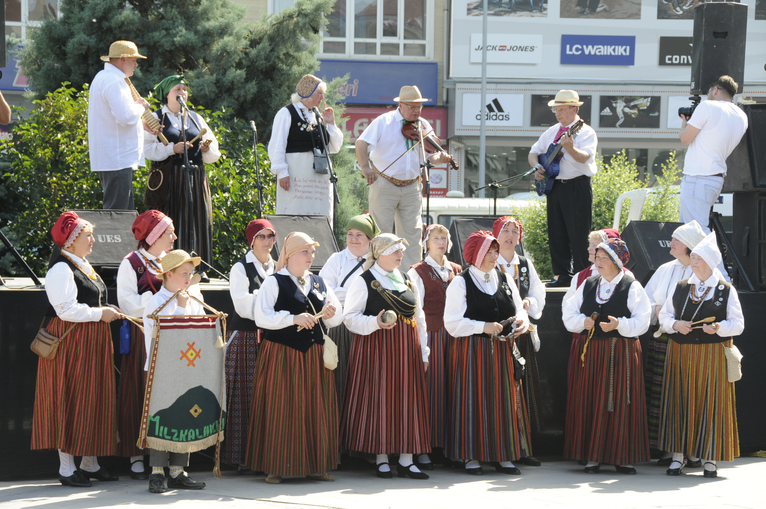 Uluslararasi halk danslari 004