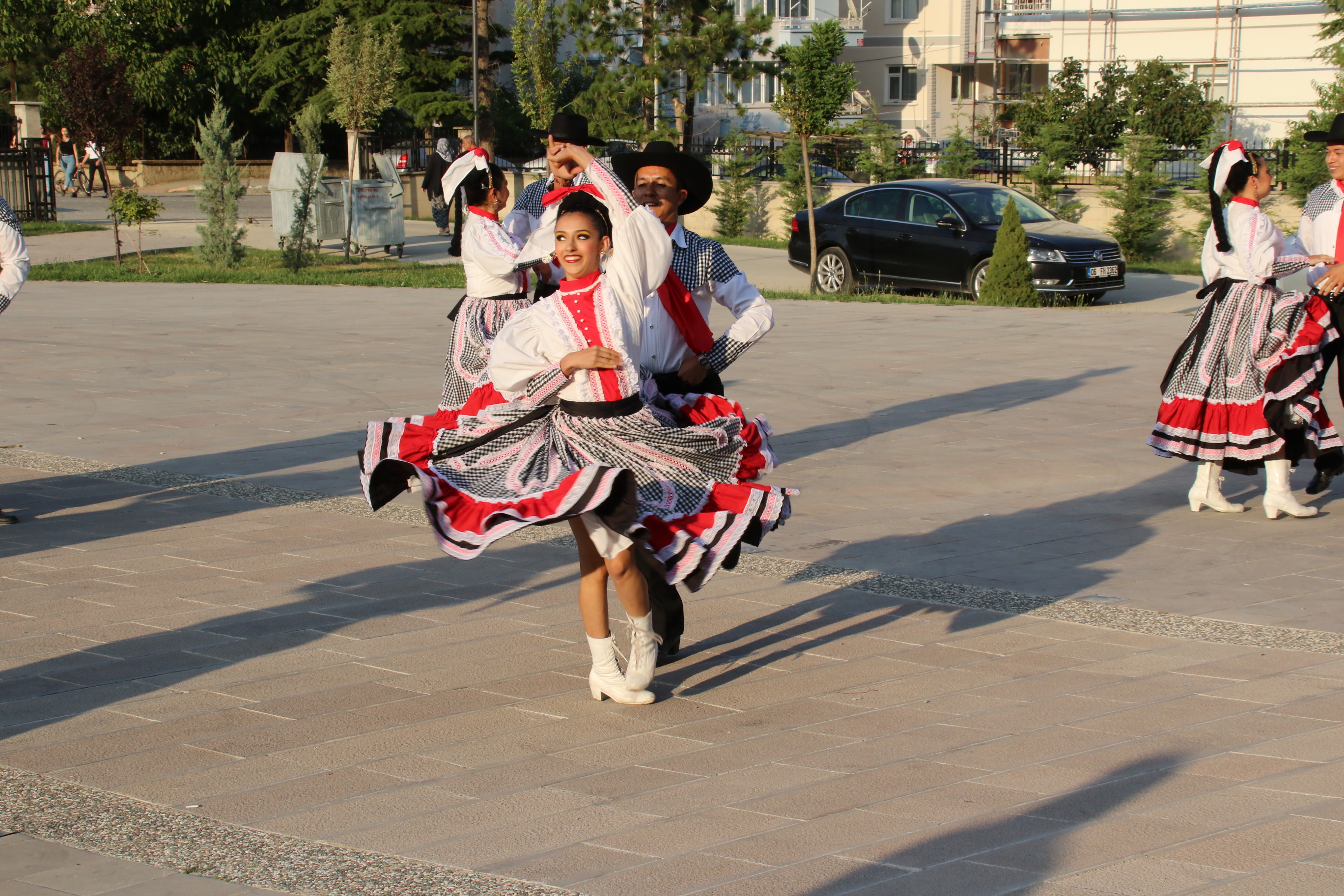 Uluslararasi halk danslari 032