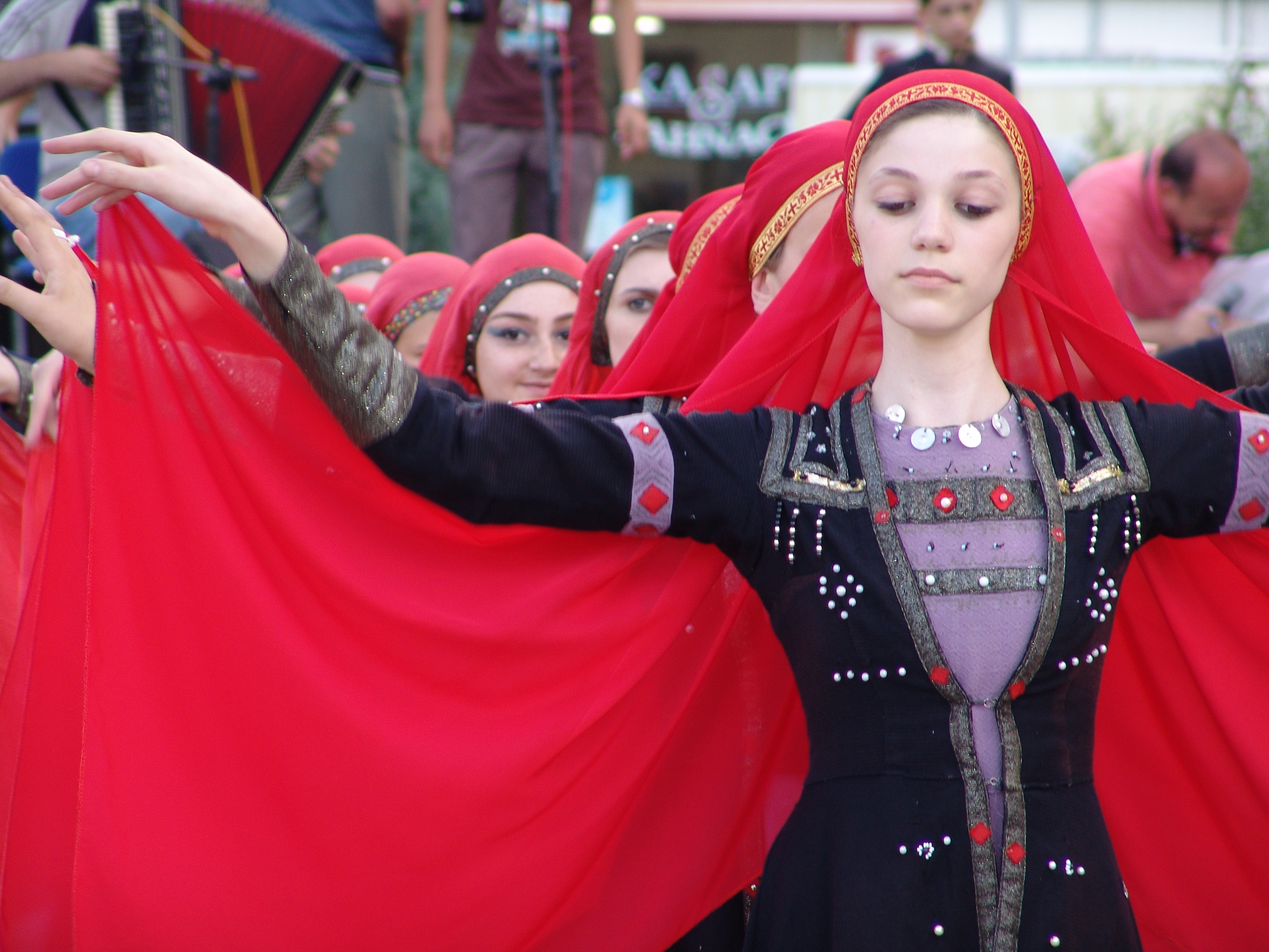 Uluslararasi halk danslari 035