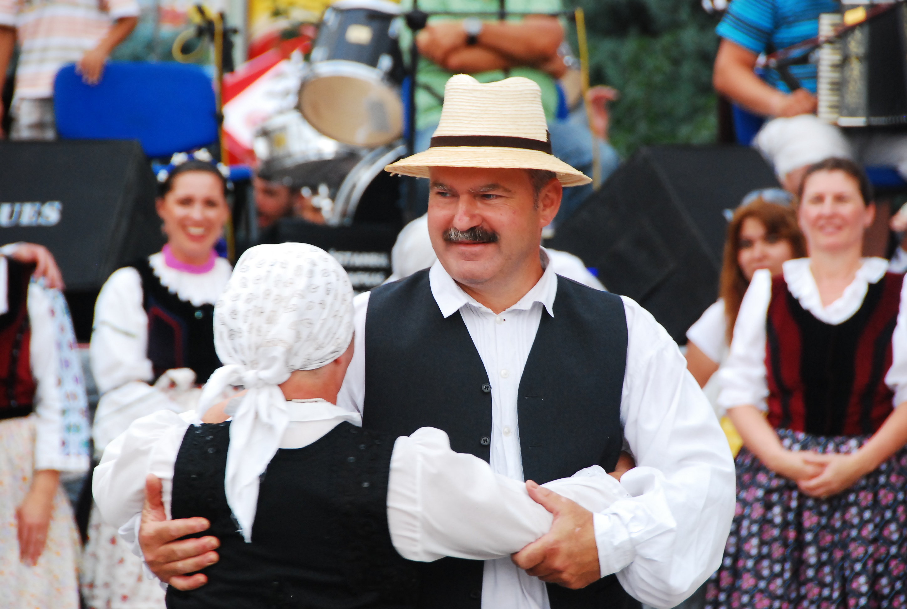 Uluslararasi halk danslari 038