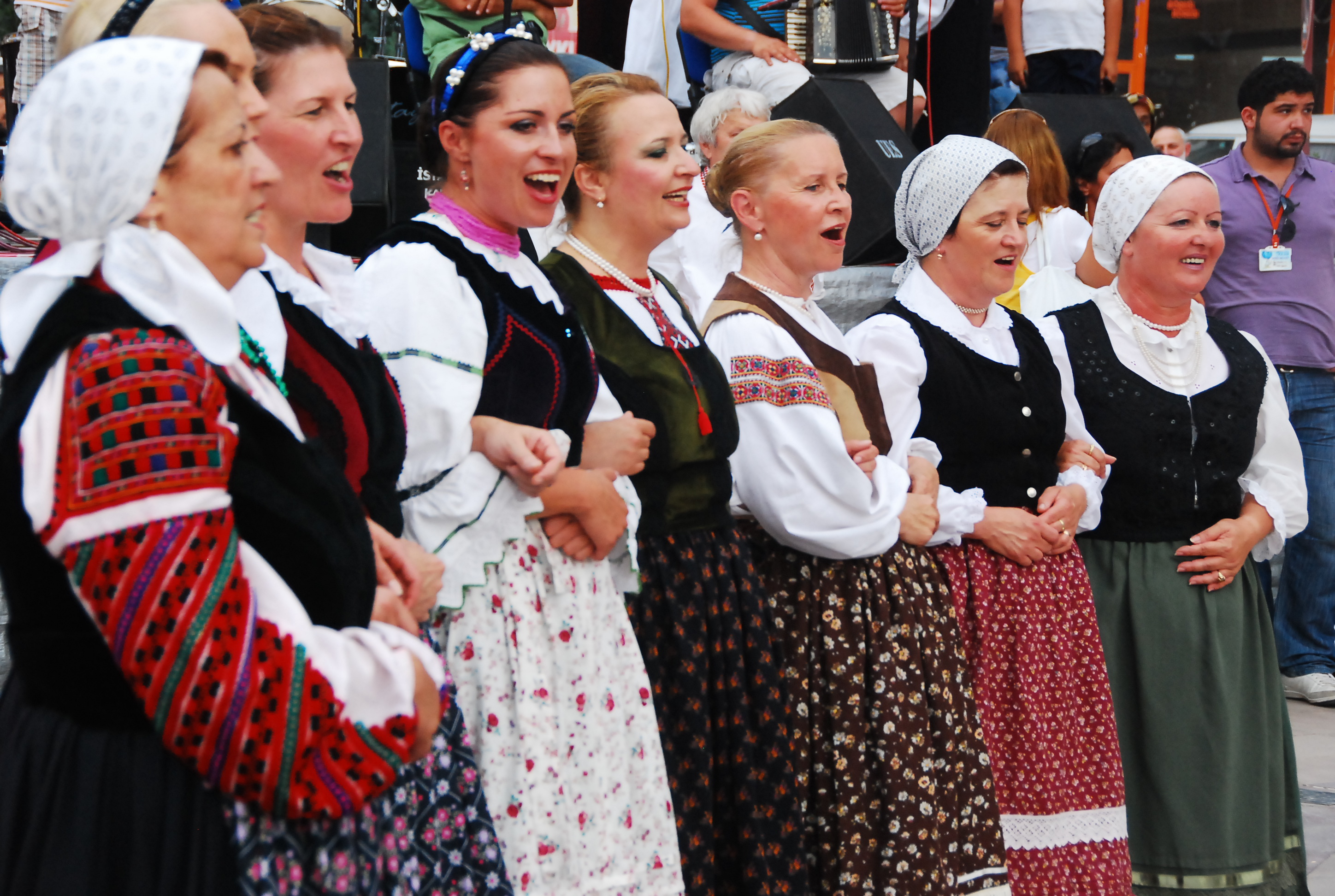 Uluslararasi halk danslari 039