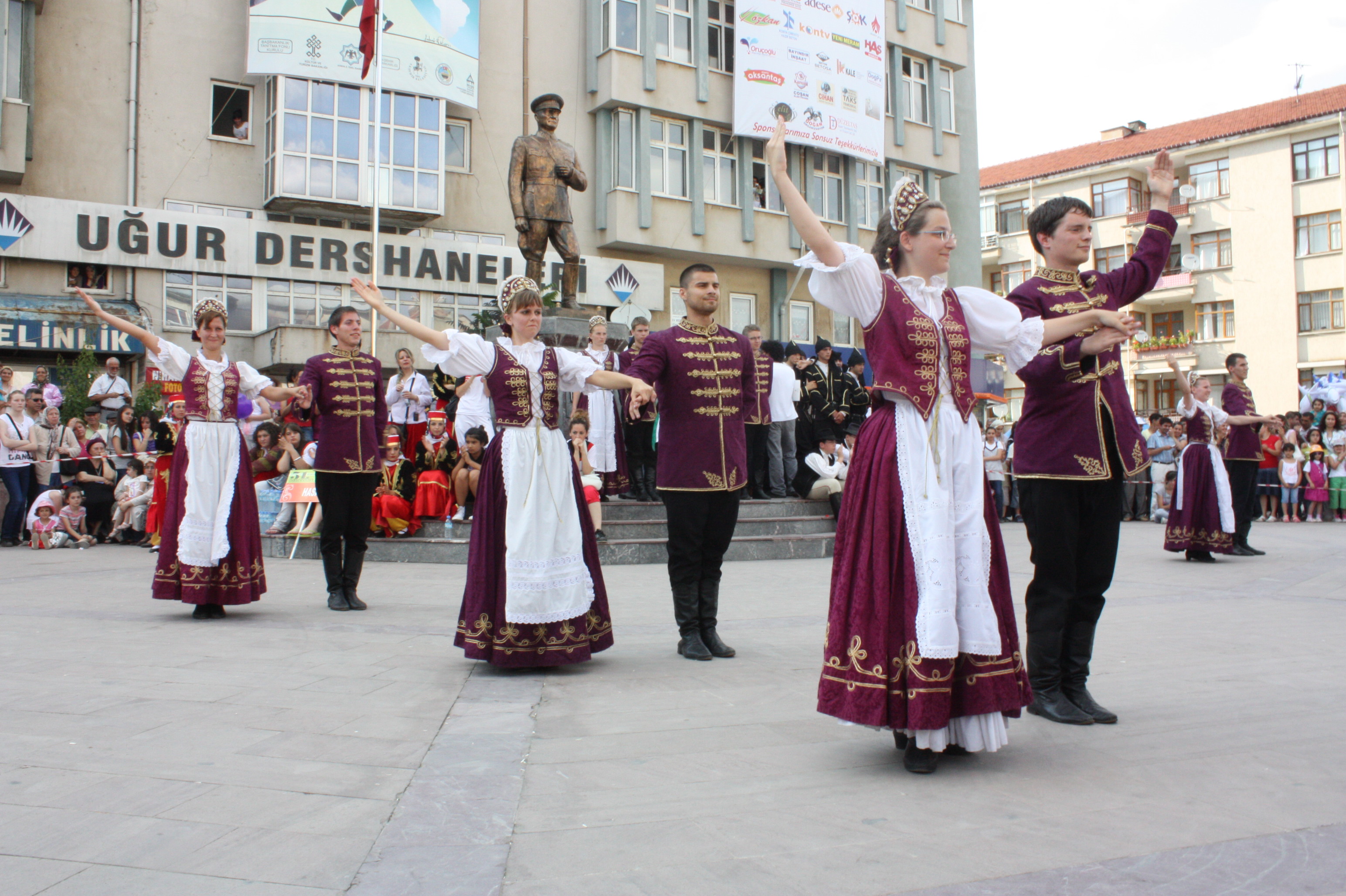 Uluslararasi halk danslari 043